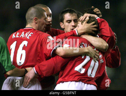 Ole Gunnar Solskjaer von Manchester United (Nr. 20, rechts) feiert sein Tor gegen Charlton Athletic mit den Mannschaftskollegen (L-R) Roy Keane, Mikael Silvestre und Gary Neville während ihres Fußballspiels zur Premiership der FA in Old Trafford in Manchester. Stockfoto