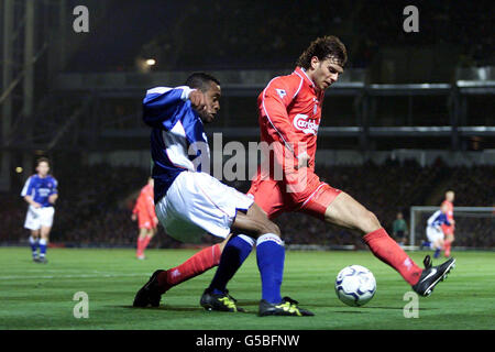 Fabian Wilnis (links) von Ipswich Town kämpft mit Liverpools Patrick Berger während ihres Fußballspiels FA Premiership in der Portman Road in Ipswich um den Ball. Stockfoto