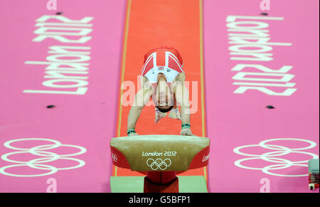 Der britische Kristian Thomas tritt am dritten Tag der Olympischen Spiele 2012 in London im Gewölbe beim Finale des Artistic Turnen-Teams in der North Greenwich Arena in London an. Stockfoto