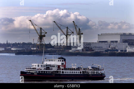 Gesamtansicht der Werft Cammell Laird am Fluss Mersey in Liverpool. Die beunruhigte Merseyside Werft, ausgesetzt Handel in ihren Aktien, wie sie bereit, eine Ankündigung zu machen. Optionen für die Gruppe umfassen die Anhebung von Finanzmitteln oder strategische Allianzen. * der Schritt kommt, nachdem die Gruppe Berater ernannt, um eine strategische Überprüfung des Geschäfts zu Unternehmen. Damals wurde spekuliert, dass das Geschäft auch zum Verkauf angeboten werden könnte. 18/8/01: Die Gewerkschaften suchten nach dringenden Gesprächen mit den neuen Besitzern von Cammell Lairds maroden Werften in Tyneside und Merseyside, nachdem die Werften gekauft wurden Stockfoto