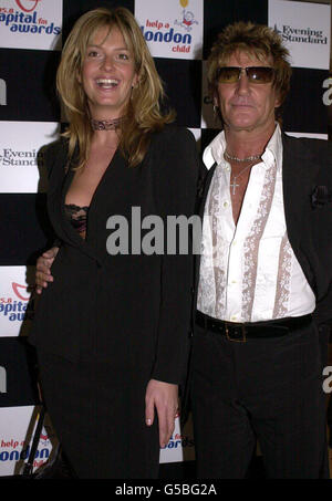 Sänger Rod Stewart und seine Freundin Penny Lancaster kommen für die Capital Radio Awards im Royal Lancaster Hotel in London an. Stockfoto