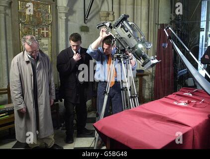 Mitglieder der Prince Edwards Produktionsfirma, Ardent, Dreharbeiten Vorbereitungen für den Maundy Service in Westminster Abbey im Zentrum von London morgen. Höhepunkt der Zeremonie ist die Verteilung des Gründungspaktes. * jeder der 150 Senioren, die für ihre lokale Arbeit der christlichen Nächstenliebe ausgewählt werden, erhält zwei Geldbörsen. In der weißen Geldbörse befinden sich 75 Pence in Silbermünzen, die speziell in Pennies, Twopences, Dreien und Vierern geprägt wurden. In der roten Geldbörse ist ,5.50 in gewöhnlichem Geld, eine traditionelle Zulage für Kleidung und Vorräte früher in Natursachen gegeben und eine Zahlung für die Erlösung von Stockfoto