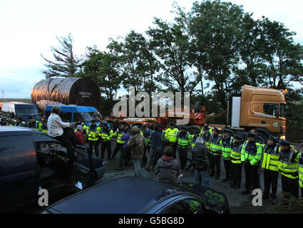 Shell to Sea Aktivisten treffen mit Gardai zusammen, nachdem sie den Weg eines Konvois mit Tunnelbohrmaschinen auf dem Weg zur Shell Bellanaboy Gasraffinerie in Co Mayo blockiert haben. Stockfoto