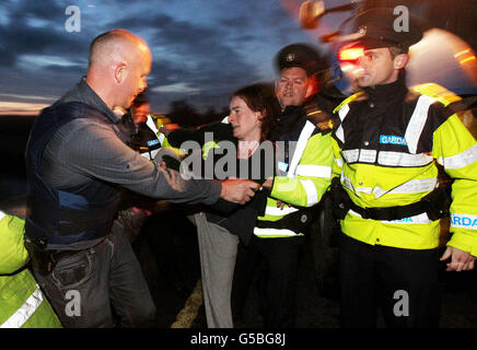 Shell to Sea Aktivisten treffen mit Gardai zusammen, nachdem sie den Weg eines Konvois mit Tunnelbohrmaschinen auf dem Weg zur Shell Bellanaboy Gasraffinerie in Co Mayo blockiert haben. Stockfoto