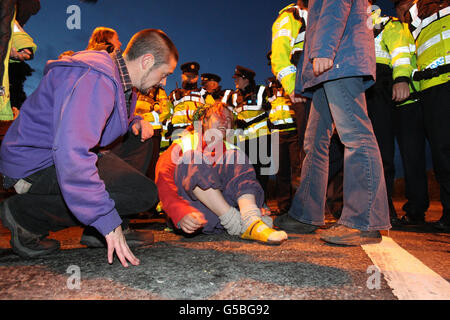 Shell to Sea Aktivisten treffen mit Gardai zusammen, nachdem sie den Weg eines Konvois mit Tunnelbohrmaschinen auf dem Weg zur Shell Bellanaboy Gasraffinerie in Co Mayo blockiert haben. Stockfoto