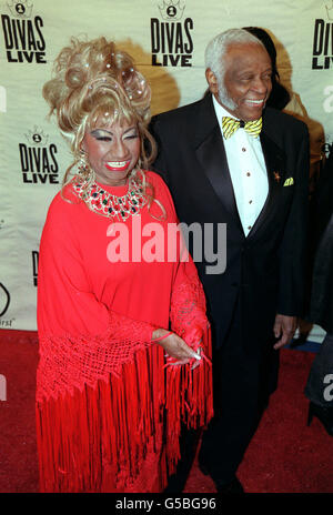 Celia Cruz bei der VH1 Divas Live Show 2001, die dieses Jahr eine Hommage an Aretha Franklin war, die in der Radio City Music Hall in New York, USA, stattfand. Stockfoto