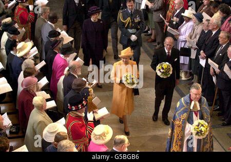 Königin Elizabeth II. Und der Herzog von Edinburgh kommen zur Westminster Abbey in London, um den traditionellen Gründungsservice zu besuchen. Die Königin gibt Maundy-Geld an 150 christliche Rentner in einer der ältesten königlichen Zeremonien in der Geschichte, die 800 Jahre zurückreicht. * die Königin verteilt hochgeschätzte Silbermünzen im Wert ihres Alters - sie ist 75 Jahre später in diesem Monat - an 75 Männer und 75 Frauen. Stockfoto