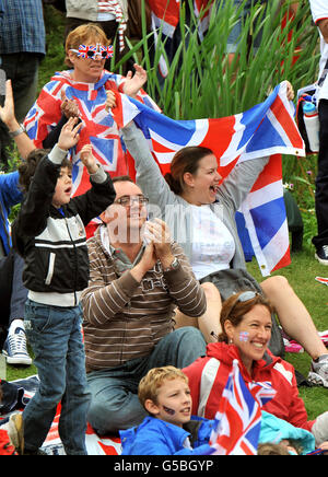 Eine große Gruppe von Fans feiert die erste Goldmedaille, die von Team-GB-Rudern gewonnen wurde, nachdem sie sie auf riesigen Bildschirmen im Olympic Park in Stratford im Osten Londons gesehen hat. Stockfoto