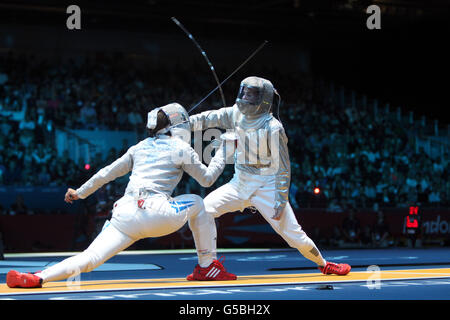 Die britische Louise Bond-Williams (rechts) tritt am fünften Tag der Olympischen Spiele 2012 in London gegen die Griechenlands Vassiliki Vougiouka im Sabre -Einzel der Frau in Excel an. Stockfoto