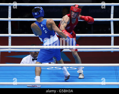 Irlands Boxer Joe John Nevin (rechts) während seines Sieges gegen den kasachischen Kanat Abutalipov in der 56 kg schweren Bantamweight-Division der Herren in der Excel Arena. Stockfoto