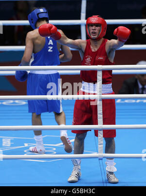 Irlands Joe John Nevin (rechts) feiert seinen Sieg gegen den kasachischen Kanat Abutalipov in der 56 kg-Bantamweight-Division der Herren in der Excel Arena, London. Stockfoto