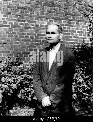 RUDOLF HESS 1982: Adolf Hitlers ehemaliger Stellvertreter Rudolf Hess im Garten des Spandauer Gefängnisses, Berlin. Hess verbüßte eine lebenslange Haftstrafe, nachdem er 1946 bei den Nürnberger Prozessen wegen Kriegsverbrechen verurteilt worden war. Er starb im August 1987 im Alter von 93 Jahren. Stockfoto