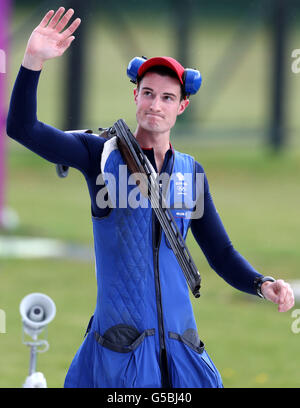 Der britische Peter Robert Russell Wilson feiert das Finale, nachdem er die Double Trap Mens Qualification in der Royal Artillery Barracks, London, beendet hat. Stockfoto