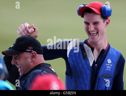 Der britische Peter Robert Russell Wilson feiert das Finale mit dem Ungarn Richard Bognar (links), nachdem er die Double Trap Mens Qualification an der Royal Artillery Barracks in London beendet hat. Stockfoto