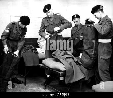 DER KOREAKRIEG: Männer des 1. Royal Tank Regiment packen ihre Ausrüstung in den Fowler Barracks, Tidworth, in Bereitschaft für ihren Abflug nach Korea. Das Regiment ist seit 14 Jahren im Ausland, bis es vor kurzem in Großbritannien ankommt. Stockfoto