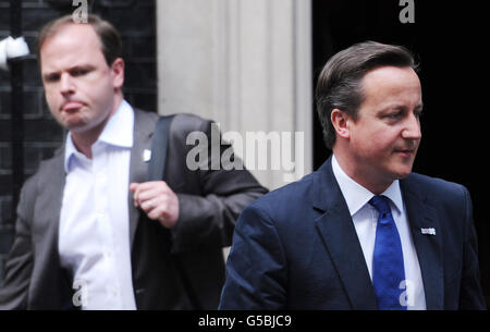 Premierminister David Cameron verlässt heute die Downing Street 10 in London mit seinem Kommunikationsdirektor Craig Oliver nach einem Treffen mit dem russischen Präsidenten Wladimir Putin. Stockfoto