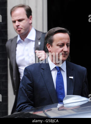 Premierminister David Cameron verlässt heute die Downing Street 10 in London mit seinem Kommunikationsdirektor Craig Oliver nach einem Treffen mit dem russischen Präsidenten Wladimir Putin. Stockfoto