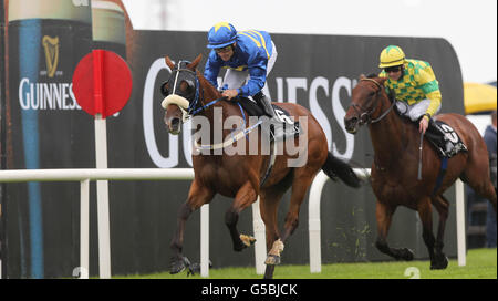 Sadler's Mark von Niall McCullagh geritten gewinnt das Guinness Time Handicap während des Guinness Galway Hurdle Handicap Day des Galway Summer Festival auf der Galway Racecourse, Ballybrit. Stockfoto