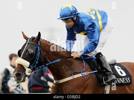 Sadler's Mark von Niall McCullagh geritten gewinnt das Guinness Time Handicap während des Guinness Galway Hurdle Handicap Day des Galway Summer Festival auf der Galway Racecourse, Ballybrit. Stockfoto