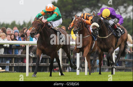 Lady Wingshot mit Kevin Manning der Arthur Guinness European Breeders Fund Corrib-Stutfohlen setzt beim Guinness Galway Hurdle Handicap Day des Galway Summer Festival auf der Galway Racecourse, Ballybrit. Stockfoto