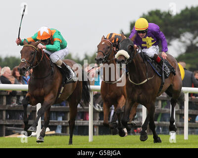 Lady Wingshot mit Kevin Manning der Arthur Guinness European Breeders Fund Corrib-Stutfohlen setzt beim Guinness Galway Hurdle Handicap Day des Galway Summer Festival auf der Galway Racecourse, Ballybrit. Stockfoto