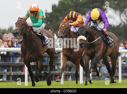 Lady Wingshot mit Kevin Manning der Arthur Guinness European Breeders Fund Corrib-Stutfohlen setzt beim Guinness Galway Hurdle Handicap Day des Galway Summer Festival auf der Galway Racecourse, Ballybrit. Stockfoto