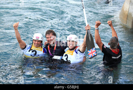 Die Briten Tim Baillie (links) und Etienne Stott (2. Rechts) feiern am sechsten Tag der Olympischen Spiele 2012 in London im Lee Valley White Water Center eine Goldmedaille beim Men's Canoe Double (C2). Stockfoto