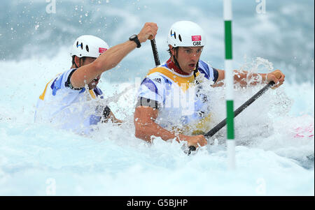 Die Briten Tim Baillie und Etienne Stott (links) auf dem Weg zur Goldmedaille im Men's Canoe Double (C2) Finale im Lee Valley White Water Centre, am sechsten Tag der Olympischen Spiele 2012 in London. Stockfoto