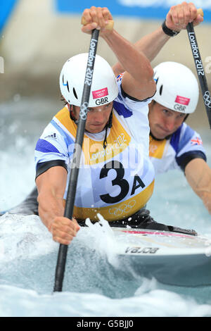 Die Briten Tim Baillie und Etienne Stott (hinten) auf dem Weg zur Goldmedaille im Men's Canoe Double (C2) Finale im Lee Valley White Water Centre, am sechsten Tag der Olympischen Spiele 2012 in London. Stockfoto