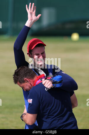 Der britische Peter Wilson feiert, als er Gold im Double Trap Men's Final in den Royal Artillery Barracks, London, gewinnt. Stockfoto