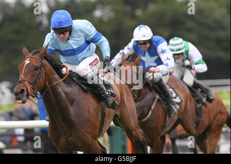 Schleppboot von Barry Geraghty gewinnt die Arthur Guinness Fund Novice Hürde während des Guinness Galway Hurdle Handicap Day des Galway Summer Festival auf der Galway Racecourse, Ballybrit. Stockfoto