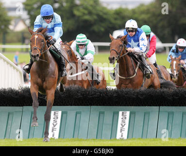 Schleppboot von Barry Geraghty gewinnt die Arthur Guinness Fund Novice Hürde während des Guinness Galway Hurdle Handicap Day des Galway Summer Festival auf der Galway Racecourse, Ballybrit. Stockfoto