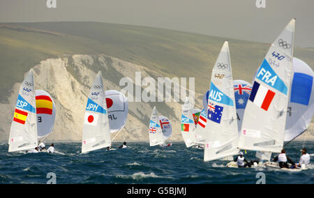 Die Briten Luke Patience und Stuart Bithell (Mitte) führen die Flotte an, während sie während der Olympischen Spiele in Weymouth Bay in ihrem Herrenboot der Klasse 470 antreten. Das Paar hatte einen ersten und einen zweiten in ihren beiden Rennen. Stockfoto