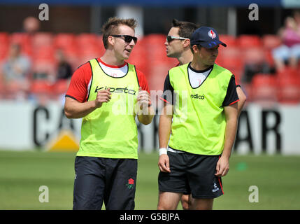Cricket - Clydesdale Bank 40 - Gruppe A - Leicestershire / Lancashire - Grace Road. Die Spieler von Lancashire wärmen sich vor dem Spiel auf Stockfoto