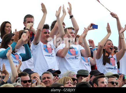 Fans von Peter Robert Russell Wilson jubeln, als sie den Briten Peter Robert Russell Wilson während seiner Double Trap Mens Qualifikation in den Royal Artillery Barracks am 6. Tag der Olympischen Spiele 2012 in London beobachten. Stockfoto