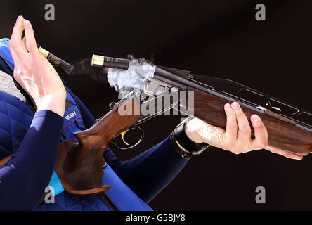 Der britische Peter Wilson entlädt seine Schrotflinte während seines Double Trap Mens Finales in der Royal Artillery Barracks London. Stockfoto