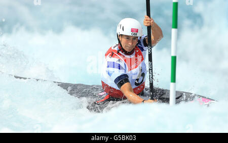 Großbritanniens Lizzie Neave im Kayak Single Women Halbfinale im Lee Valley White Water Center. Stockfoto