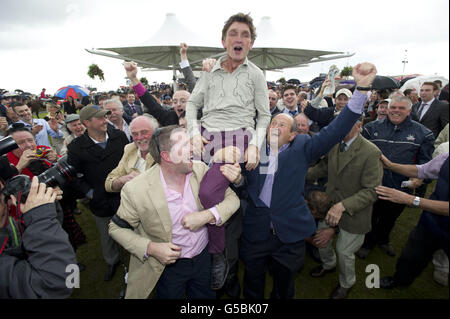 Michael Winters Gewinner-Trainer Rebel Fitz unter Davy Russell feiert den Gewinn des Guinness Galway Hurdle Handicap beim Guinness Galway Hurdle Handicap Day des Galway Summer Festival auf der Galway Racecourse, Ballybrit. Stockfoto