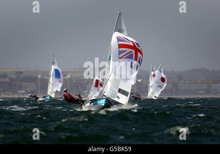 Die 470 britischen Segler Luke Patience und Stuart Bithell, die heute nach den ersten beiden Rennen des olympischen Wettkampfes vor Weymouth die Flotte anführen. Stockfoto