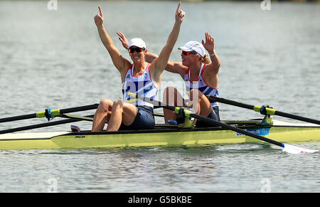 Die Briten Katherine Grainger (links) und Anna Watkins feiern den Goldsieg in den Doppelschädeln der Frauen am Eton Dorney Rowing Lake, Windsor. Stockfoto