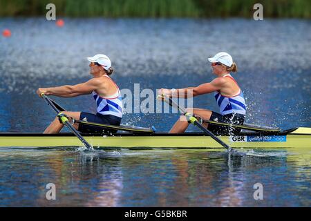 Die Großbritanniens Katherine Grainger (links) und Anna Watkins sind auf dem Weg, Gold in den Doppelschädeln der Frauen am Eton Dorney Rowing Lake, Windsor, zu gewinnen. Stockfoto