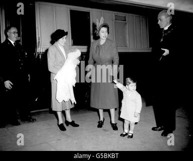 Der Prinz von Wales mit seiner Mutter, Königin Elizabeth II., Krankenschwester Helen Lightbody (mit Prinzessin Anne) bei der Ankunft an der Ballater Station in Schottland für ihre Reise nach Balmoral. Stockfoto