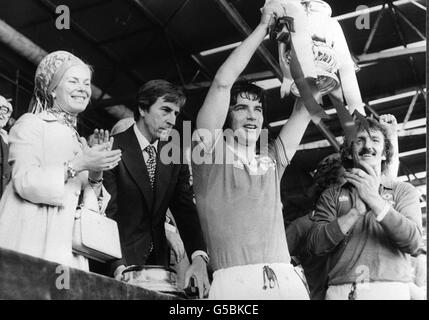 Manchester United Kapitän Martin Buchan hält den FA Cup in Wmebley hoch, nachdem er die Trophäe von der Herzogin von Kent erhalten hat. United schlug Liverpool 2:1. Stockfoto