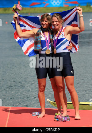 Die Briten Katherine Grainger (links) und Anna Watkins feiern den Goldsieg in den Doppelschädeln der Frauen am Eton Dorney Rowing Lake, Windsor. Stockfoto