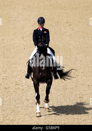 Die britische Charlotte Dujardin bestreitet Valegro im Dressage Team und im Individual Grand Prix in Greenwich Park, London. Stockfoto