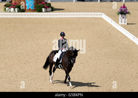 Die britische Charlotte Dujardin bestreitet Valegro im Dressage Team und im Individual Grand Prix in Greenwich Park, London. Stockfoto