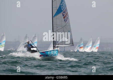 Der britische Ben Ainslie beim Rennen 10 des Herren-Finnen vor Weymouth. Stockfoto