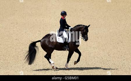 Die britische Charlotte Dujardin bestreitet Valegro am siebten Tag der Olympischen Spiele in London 2012 im Dressage Team und im individuellen Grand Prix in Greenwich Park. Stockfoto