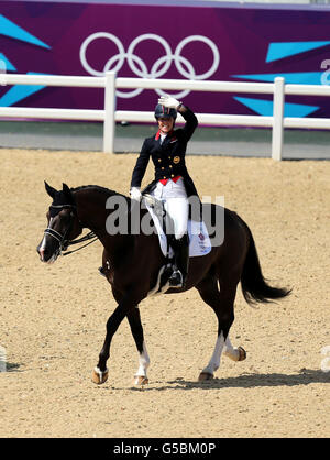 Die britische Charlotte Dujardin bestreitet Valegro am siebten Tag der Olympischen Spiele in London 2012 im Dressage Team und im individuellen Grand Prix in Greenwich Park. Stockfoto