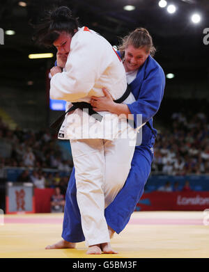 Großbritanniens Karina Bryant (rechts) in ihrem Spiel um die Bronzemedaille mit der Ukrainerin Iryna Kindzerska im +78 kg schweren Judo der Frauen in der Excel Arena, London, am siebten Tag der Olympischen Spiele 2012 in London. Stockfoto